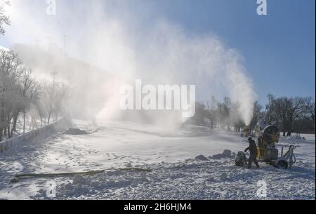 (211116) -- CHANGCHUN, 16. November 2021 (Xinhua) -- Beschneiungsanlagen arbeiten im Skigebiet Miaoxiangshan in Changchun, nordöstlich der Provinz Jilin, am 15. November 2021. Nach dem jüngsten Schneefall und dem Temperaturrückgang hat in der nordöstlichen Provinz Jilin eine neue Skisaison begonnen. Jilin, mit reichen Eis- und Schneeressourcen, ist seit langem eines der beliebtesten Skigebiete des Landes. Aufgrund des in den letzten Jahren im ganzen Land steigenden Ski-Booms haben die Skigebiete in Jilin die Chance ergriffen, die Infrastruktur und Dienstleistungen zu verbessern. Als Peking Winter Olymp 2022 Stockfoto