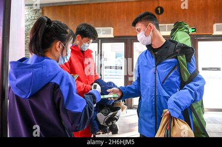 (211116) -- FUSONG, 16. November 2021 (Xinhua) -- Skifahrer werden im Changbaishan Ski Resort in der nordöstlichen Provinz Jilin, am 15. November 2021, auf Temperatur überprüft. Nach dem jüngsten Schneefall und dem Temperaturrückgang hat in der nordöstlichen Provinz Jilin eine neue Skisaison begonnen. Jilin, mit reichen Eis- und Schneeressourcen, ist seit langem eines der beliebtesten Skigebiete des Landes. Aufgrund des in den letzten Jahren im ganzen Land steigenden Ski-Booms haben die Skigebiete in Jilin die Chance ergriffen, die Infrastruktur und Dienstleistungen zu verbessern. Als die Olympischen Winterspiele 2022 in Peking ein Stockfoto