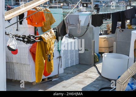 Wäscheleinen in der Nähe des Hafens Stockfoto