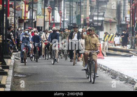 Bogor Onthel Fahrrad-Community trägt indonesische Helden Kostüm nimmt an einer Retro-Radparade zur Feier indonesischen Helden Tag Stockfoto