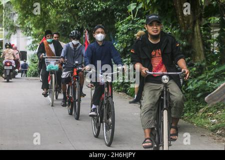 Bogor Onthel Fahrrad-Community trägt indonesische Helden Kostüm nimmt an einer Retro-Radparade zur Feier indonesischen Helden Tag Stockfoto