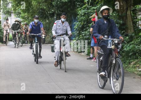 Bogor Onthel Fahrrad-Community trägt indonesische Helden Kostüm nimmt an einer Retro-Radparade zur Feier indonesischen Helden Tag Stockfoto