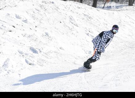 (211116) -- CHANGCHUN, 16. November 2021 (Xinhua) -- Ein Skifahrer genießt den Sport im Miaoxiangshan Ski Resort in Changchun, nordöstlich der Provinz Jilin, 15. November 2021. Nach dem jüngsten Schneefall und dem Temperaturrückgang hat in der nordöstlichen Provinz Jilin eine neue Skisaison begonnen. Jilin, mit reichen Eis- und Schneeressourcen, ist seit langem eines der beliebtesten Skigebiete des Landes. Aufgrund des in den letzten Jahren im ganzen Land steigenden Ski-Booms haben die Skigebiete in Jilin die Chance ergriffen, die Infrastruktur und Dienstleistungen zu verbessern. Als Peking Winter Olymp 2022 Stockfoto