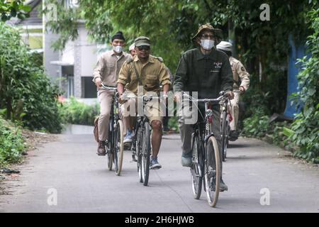 Bogor Onthel Fahrrad-Community trägt indonesische Helden Kostüm nimmt an einer Retro-Radparade zur Feier indonesischen Helden Tag Stockfoto