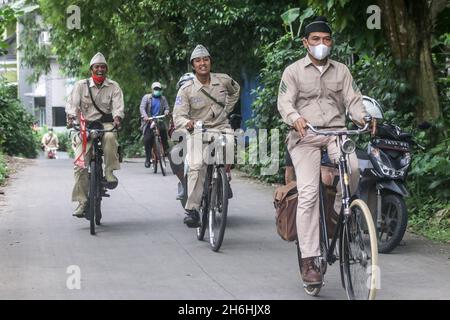 Bogor Onthel Fahrrad-Community trägt indonesische Helden Kostüm nimmt an einer Retro-Radparade zur Feier indonesischen Helden Tag Stockfoto