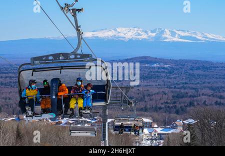 (211116) -- FUSONG, 16. November 2021 (Xinhua) -- Skifahrer fahren mit einer Seilbahn im Skigebiet Changbaishan in der nordöstlichen Provinz Jilin, 15. November 2021. Nach dem jüngsten Schneefall und dem Temperaturrückgang hat in der nordöstlichen Provinz Jilin eine neue Skisaison begonnen. Jilin, mit reichen Eis- und Schneeressourcen, ist seit langem eines der beliebtesten Skigebiete des Landes. Aufgrund des in den letzten Jahren im ganzen Land steigenden Ski-Booms haben die Skigebiete in Jilin die Chance ergriffen, die Infrastruktur und Dienstleistungen zu verbessern. Im Hinblick auf die Olympischen Winterspiele 2022 in Peking Stockfoto