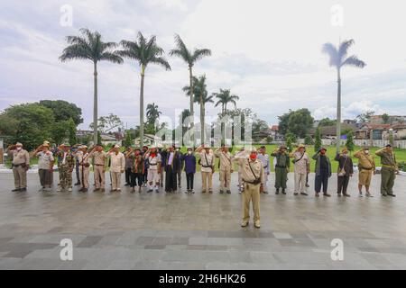 Bogor Onthel Fahrrad-Community trägt indonesische Helden Kostüm nimmt an einer Retro-Radparade zur Feier indonesischen Helden Tag Stockfoto