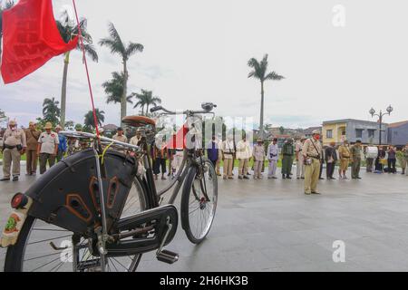 Bogor Onthel Fahrrad-Community trägt indonesische Helden Kostüm nimmt an einer Retro-Radparade zur Feier indonesischen Helden Tag Stockfoto