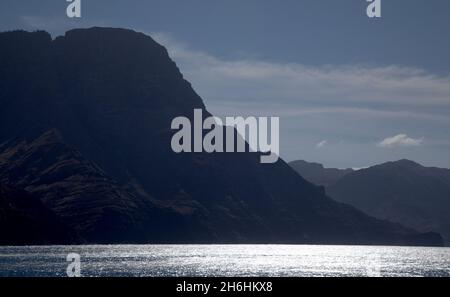 Gran Canaria, steil erodierte Nordwestküste der Gemeinde Agaete, Blick vom Hafen Puerto de Las Nieves in Richtung Faneque, dem zweithöchsten in Europ Stockfoto