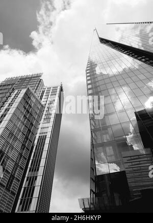 LONDON, VEREINIGTES KÖNIGREICH - 24. Aug 2021: Eine vertikale, Graustufenaufnahme des Shard-Gebäudes im Zentrum von London, Vereinigtes Königreich Stockfoto