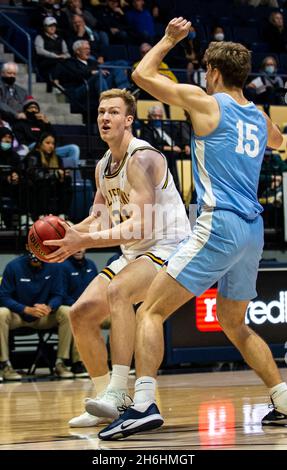 Hass Pavilion Berkeley Calif, USA. November 2021. CA U.S.A. der kalifornische Stürmer Lars Thiemann (21) geht während des NCAA Männer Basketballspiels zwischen San Diego Toreros und den California Golden Bears in den Korb. Kalifornien gewann 75-70 beim Hass Pavilion Berkeley Calif. Thurman James/CSM/Alamy Live News Stockfoto