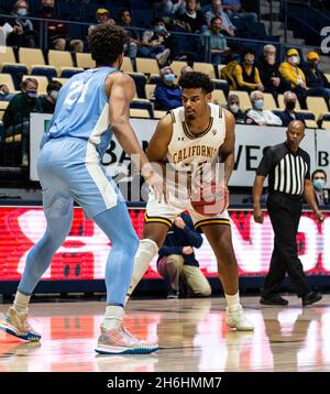 Hass Pavilion Berkeley Calif, USA. November 2021. CA U.S.A. der kalifornische Stürmer Andre Kelly (22) stellt das Vergehen während des NCAA Männer Basketballspiels zwischen San Diego Toreros und den California Golden Bears fest. Kalifornien gewann 75-70 beim Hass Pavilion Berkeley Calif. Thurman James/CSM/Alamy Live News Stockfoto