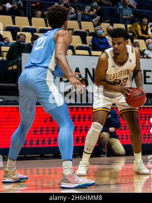 Hass Pavilion Berkeley Calif, USA. November 2021. CA U.S.A. der kalifornische Stürmer Andre Kelly (22) stellt das Vergehen während des NCAA Männer Basketballspiels zwischen San Diego Toreros und den California Golden Bears fest. Kalifornien gewann 75-70 beim Hass Pavilion Berkeley Calif. Thurman James/CSM/Alamy Live News Stockfoto