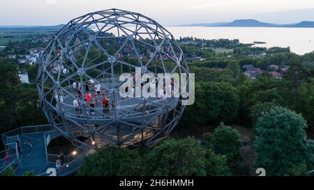 BALATONBOGLAR, UNGARN – 31. JULI 2021: Luftaufnahme des Aussichtspunktes Orb mit Touristen auf dem Gipfel des Hügels in der Abenddämmerung, Balatonboglar, Ungarn Stockfoto