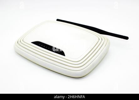 Ein Bild des Routers auf weißem Hintergrund mit selektivem Fokus Stockfoto
