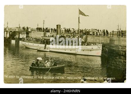 Postkarte des River Fal Steamers Co. SS Queen of the Fal, Passagiere, die am neuen Pier (Prince of Wales Pier) einschiffen, veröffentlicht am 9. Oktober 1906 Stockfoto