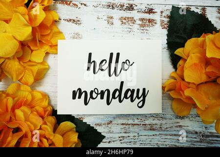 Hello Monday Card mit blühender Blume auf Holzhintergrund Stockfoto
