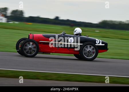 Tim Dutton, der Typ 51 von bugti, die Earl Howe Trophy, der Grand Prix mit zwei Sitzplätzen und die Voiturette, die vor 1932 antraten, Goodwood 78. Mitgliederversammlung, Goo Stockfoto