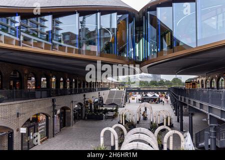 Kohle Tropfen Yard, Kings Cross, Einzelhandel und Lifestyle Bereich von umgebauten viktorianischen Industriegebäude in King's Cross, London, UK Stockfoto