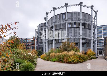 Gasholders Apartments, Lewis Cubitt Square, Kings Cross, London. Wohnungen und Penthäuser, die im denkmalgeschützten Rahmen ehemaliger Gashalter errichtet wurden. Stockfoto