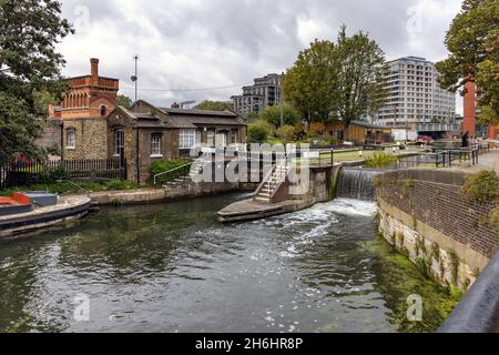 St. Pancras Lock und der Regent's Canal, mit Gasholders Park auf der rechten Seite, Kings Cross, London. Stockfoto