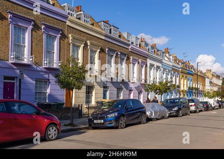 Bunt bemalte Reihenhäuser, Hartland Road, Camden Town, London Borough of Camden, Greater London, England. Stockfoto