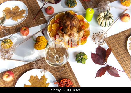 Thanksgiving-Feier traditionelle Dinner-Tisch Einstellung Food-Konzept mit Weinglas und gebratenen truthahn Stockfoto
