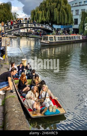 Menschen, die eine Bootsfahrt mit dem Punting auf dem Music Boat auf dem Regent's Canal in Camden Lock, North London, genießen. Stockfoto