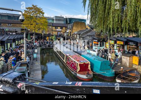 Die beliebten Imbissstände am Camden Lock Market, von einer Fußgängerbrücke über den Regent's Canal, Camden Town, Nord-London, England. Stockfoto