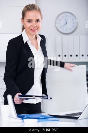 Die Frau, die im Büro Stockfoto