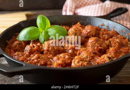 Rustikale Pfanne mit italienischen Fleischbällchen in einer leckeren Tomatensauce Stockfoto