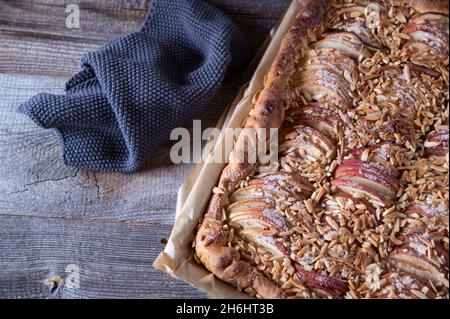 Gesundes Frühstück Apfelkuchen oder Apfelkuchen gebacken mit Vollkornmehl und Mandel Belag. Overhead-Ansicht mit Kopierbereich Stockfoto