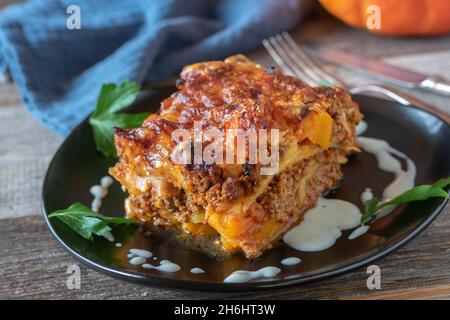 Glutenfreie Auflaufform mit Hackfleisch, Kürbis, Kartoffeln, Tomaten und Bechamelsauce und Käseauflauf. Stockfoto