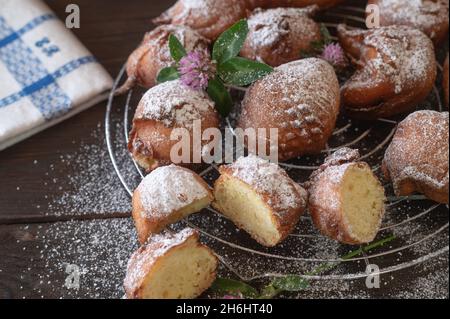 Österreichische Donuts frisch und frittiert auf einem Kühlregal Stockfoto