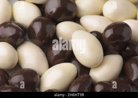 Nahaufnahme von mit Schokolade überzogenen Nüssen und Früchten Stockfoto