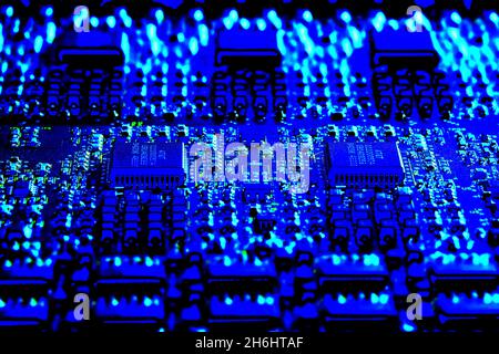 Eine gedruckte Leiterplattenaufnahme, die farbig und verarbeitet ist. Stockfoto