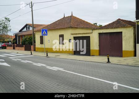 COIMBRA, PORTUGAL - 29. Aug 2021: Eine Straße mit alten Häusern und geparkten Autos in Coimbra, Portugal Stockfoto