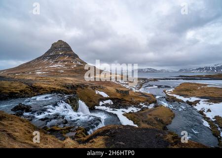 Kirkjufell Berg und Wasserfälle eines der Wahrzeichen in Snaefellsness Halbinsel, Island in Europa Stockfoto