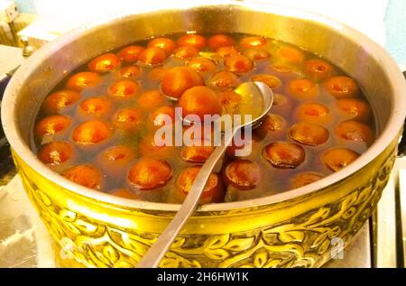 Ein Bild von Gulab jamun mit selektivem Fokus Stockfoto