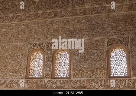 Wand mit feiner Stuckverzierung in den Nasriden-Palästen in der Alhambra Stockfoto