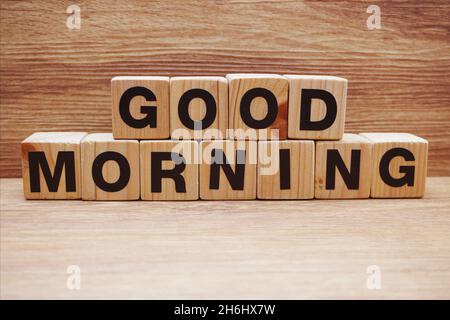 Guten Morgen Holzbuchstabe Alphabet auf Holzhintergrund Stockfoto