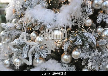 Weihnachtsbaumschmuck in weißer Farbe im Innenraum Stockfoto