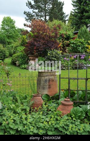 SOLINGEN, DEUTSCHLAND - 15. JUNI 2013: Dekoration des deutschen Gartens Ulbrich im Juni Stockfoto