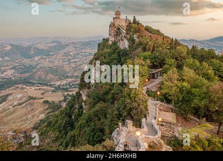 Felsbrücke zum Turm La Cesta oder zweiter Turm auf dem höchsten Gipfel des Monte Titano in San Marino Stockfoto