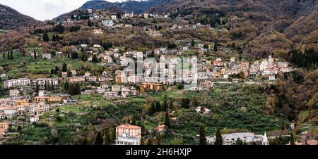 Bunte Häuser der Stadt Varenna, umgeben von Bergen am Ufer des Comer Sees. Italien Stockfoto