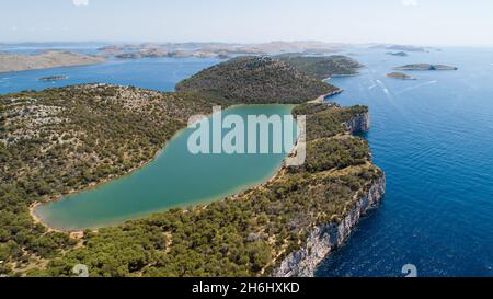 Luftaufnahme des Salzsees mir im Naturpark Telascica, Kroatien Stockfoto