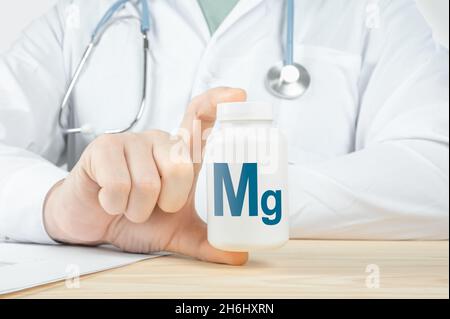 Magnesium mg Ergänzungen für die menschliche Gesundheit. Arzt empfiehlt die Einnahme von Magnesium mg. Arzt spricht über die Vorteile von Magnesium. Essentielle Vitamine und min Stockfoto