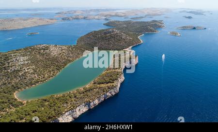 Luftaufnahme des Salzsees mir im Naturpark Telascica, Kroatien Stockfoto