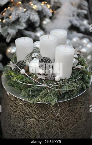 Weihnachtliche Dekoration im Innenraum. Ein Adventskranz mit vier weißen Kerzen Stockfoto