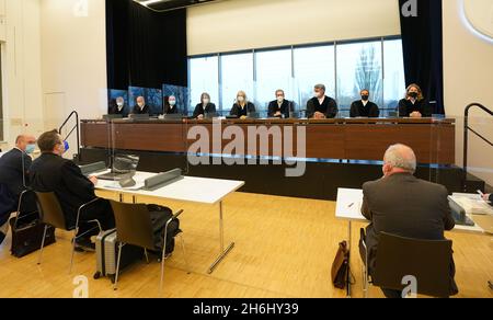 16. November 2021, Hamburg: Alexander Wolf (vorne l-r), AfD-Abgeordneter des Hamburger Parlaments, Rechtsanwalt Christoph Basedow, sowie Beklagter Jan Pörksen, Staatsrat und Leiter der Senatskanzlei, hören sich die Einführung der Präsidentin des Hamburger Verfassungsgerichts, Richterin Birgitty Voßkühler (hinten M), im Bürgersaal Wandsbek an. Das Hamburger Verfassungsgericht befasst sich mit einem Streit zwischen der AfD-Fraktion in der Bürgerschaft und Innensenator Grote. Der SPD-Politiker hatte bei der Vorlage des Verfassungsschutzberichts 2019 im Zusammenhang mit dem Formular gesagt Stockfoto